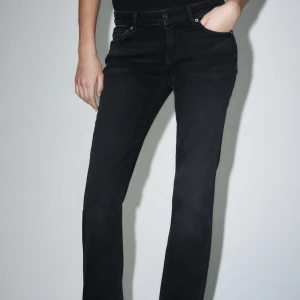zara bootcut jeans  - zara bootcut svarta jeans. använda två gånger, bilder kan skickas privat