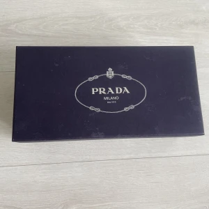 Prada ballerina skor  - Jag säljer mina snygga ballerina skor från Prada. Storlek 37,5.  De är bara använda 1 gång och jag säljer de pågrund av att de är för små för mig. Hör gärna av er om ni vill ha bättre bilder.💕
