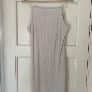 Sommarklänning - Fin sommarklänning. Jag är 172 och den slutar strax ovan knäna på mig. Lite vit rosa i färgen 