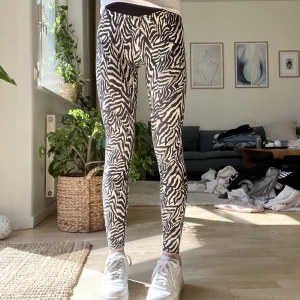 Stronger byxor! - Säljer ett par sebra mönstrade stronger tränings byxor. Använt 6-7 gånger men i ett bra skick. Tvättar innan jag postar, nypris runt 700-800kr.