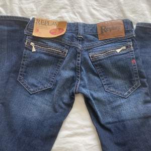 Aldrig använda Replay low waisted skinny Jeans i storlek W25-L30 med prislappen fortfarande på med orginalpris på 1 199kr. Säljer dessa fin jeansen då de är för små på mig som oftast är storlek 25 i jeans.💖
