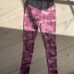 Tights - Träningsbyxor som jag vuxit ur. Inga defekter men har används flertal gånger.