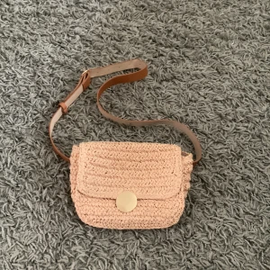 Måste samla pengar!🫶🏻 - Jag säljer denna fina väskan från H&M, tycker den är fin men vet inte när jag kan ha den, superfin till sommaren