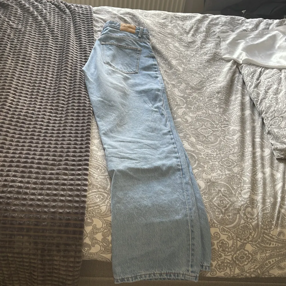Säljer dessa jeans då jag inte har användning av de. Använda 1 gång. Storlek 40 och är high waisted straigth men jag som är 167 kan ha de som midwaist byxor! Supersköna jeans!💓. Jeans & Byxor.