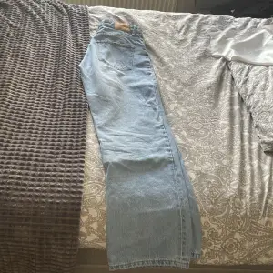 Säljer dessa jeans då jag inte har användning av de. Använda 1 gång. Storlek 40 och är high waisted straigth men jag som är 167 kan ha de som midwaist byxor! Supersköna jeans!💓