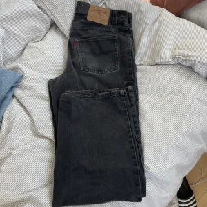 Svarta jeans - Svarta raka jeans. På mig som tjej sitter de lowwaist. 