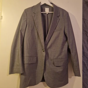Kavaj  - Grå oversize kavaj från H&M. Använd 1 gång. Som ny 