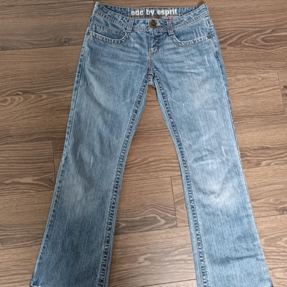 Utsvängda snygga jeans, (lånad bild). Jeans & Byxor.