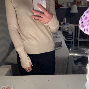 Zara tröja med knappar  - Jättefin bas tröja i färger beige som har guldiga knappar på handledernasäljer pga att den aldrig används 