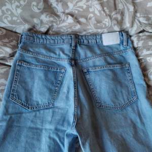 Snygga Weekday jeans som jag köpte förra sommaren men har använt drygt 3 gånger. Storlek M, eller 32/32. Jag är 180 och de sitter bra. Inga defekter och pris går att diskutera vid snabb affär. 