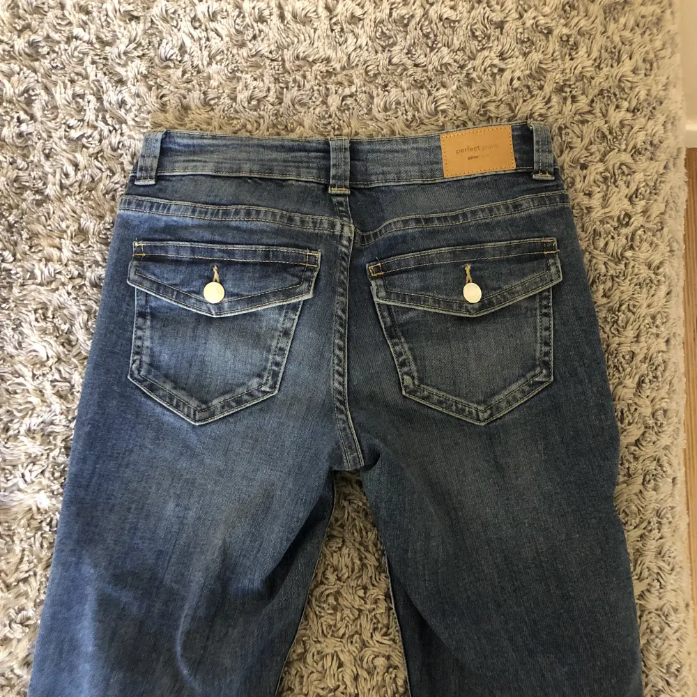 Ett par Gina jeans med as snygga fickor med utsvängda ben, nästan aldrig använda =INGA defekter alls! Ser sprillans nya ut! Original pris = 499kr skriv för fler frågor! 💗. Jeans & Byxor.