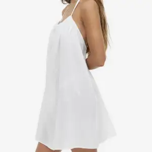 Superfin strandklänning från H&M, helt oanvänd med lappen kvar. Köptes för 179kr och är i storlek XS. Säljer då jag inte får ngn användning för den. Bara o skriva för egna bilder🫶🏻