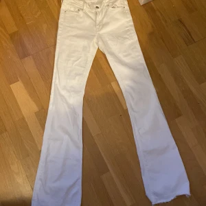 Lågmidjade vita jeans - Lågmidjade vita jeans från Zara med bootcut.  Innerbenslängd 86 cm midjemått 36/75 cm  Skriv vid frågor 💕