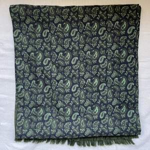 Riktigt snygg scarf i mörkgrönt paisleymönster som jag använt som  en topp på sommaren! 