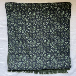Scarf - Riktigt snygg scarf i mörkgrönt paisleymönster som jag använt som  en topp på sommaren! 