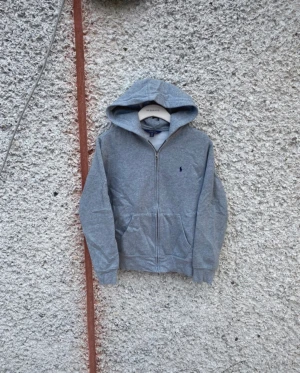 Ralph lauren zip hoodie - Säljer Ralph lauren Zip hoodie   Den är i bra skick   Passar någon runt 165   Dma för frågor 