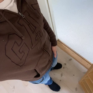Gap zip hoodie - Köpt för 600 kr, använd 2-3 gånger. Den är väldigt skön och tjock.
