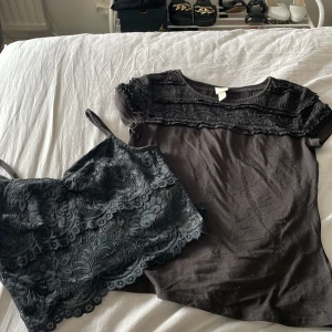 Svarta tröjor med spets - Linnet är från New yorker och är i spets. Den är croppad och är i storlek s. T-shortsen är från hm och har spets längts upp. Är i storlek s