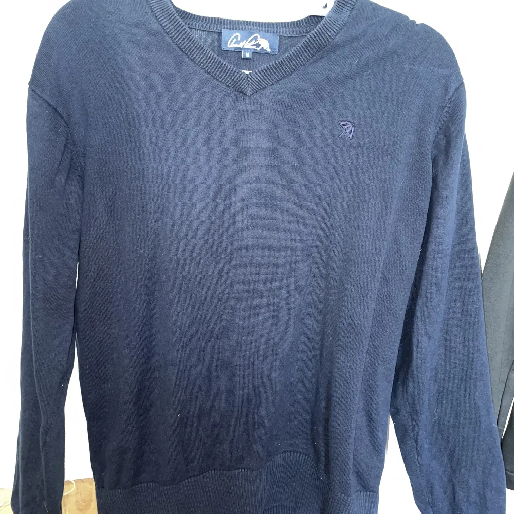 Marinblå sweater i storlek M, bra skick! Skriv innan ni använder ”köp nu” 🥰. Tröjor & Koftor.