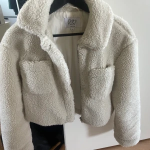 Kort jacka  - Skriv om du är intresserad så kan vi diskutera pris, frakt och så vidare😊 Bara att skriva om du vill ha fler bilder