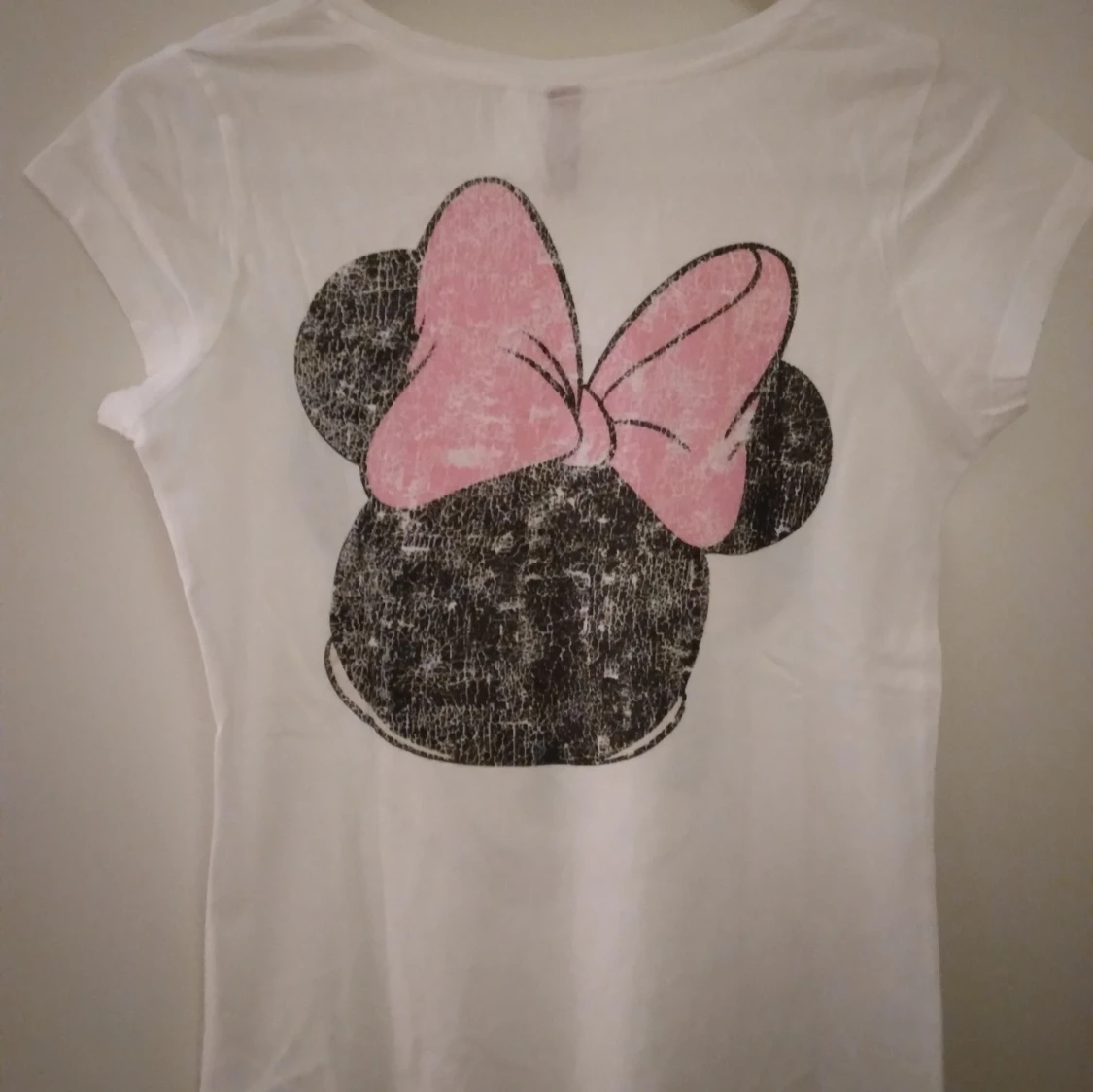 Vit topp med medvetet slitet Minnie Mouse tryck. Strlk: 34, XS. Lite defekt. - 1