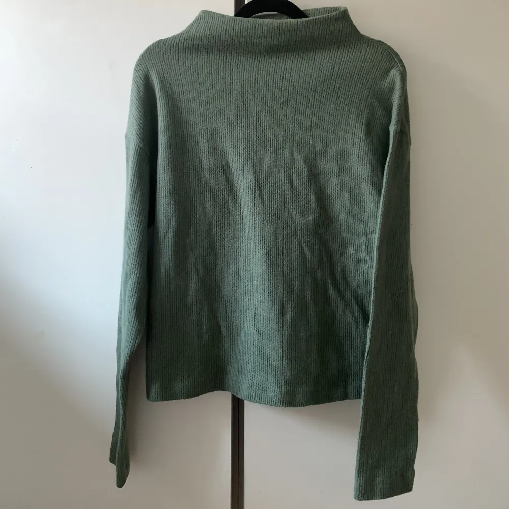 Fin grön stickad tröja från Gina🤍 Använd fåtal gånger så i fint skick!  Storlek XS men skulle säga att den är mer som en S!  Fin nu till våren!. Toppar.