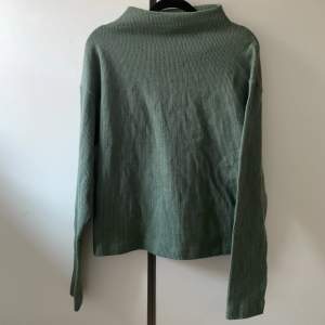 Fin grön stickad tröja från Gina🤍 Använd fåtal gånger så i fint skick!  Storlek XS men skulle säga att den är mer som en S!  Fin nu till våren!