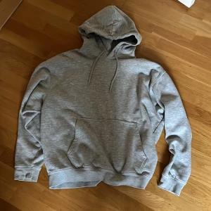 Weekend hoodie - En vanlig hoodie som jag köpte för ett tag sen men använder inte den så jag säljer den nu. Den passar även M då den är rätt stor i storleken.