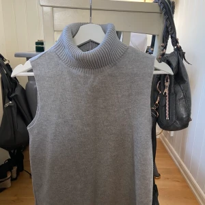 Grå polo topp - Supersnygg polo-topp från Zara🤍🤍 helt som ny, använd en gång!