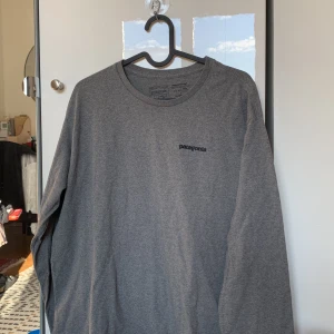 Långärmad Patagoniatröja - Grå långärmad tröja från Patagonia, litet tryck på framsidan och stort på ryggen. Storlek L (herr)  Skriv om fler bilder eller annan information önskas 🤗 Kan frakta eller mötas upp i centrala Sthlm. 