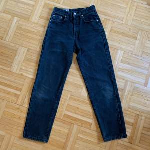 Skitsnygga stentvättade svarta jeans från Davy’s Jeanswear. Tyvärr blivit för små för mig och lappen för storleken är inte kvar. De är små och jag har vanligtvis stl. W25/26