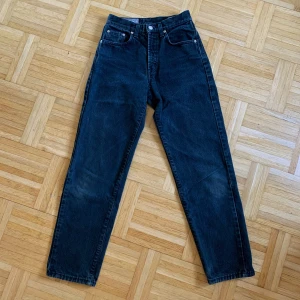 Svarta jeans från Davy’s Jeanswear - Skitsnygga stentvättade svarta jeans från Davy’s Jeanswear. Tyvärr blivit för små för mig och lappen för storleken är inte kvar. De är små och jag har vanligtvis stl. W25/26