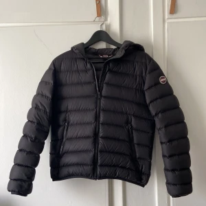 Colmar jacka - Tjena, säljer nu min väldigt sparsamt använda colmar jacka då den börjar bli för liten. Bra skick. Nypris 3999kr, mitt. pris:1000kr kan gå ner i pris vid snabb affär. Om ni har frågor så är det bara att höra av sig;)