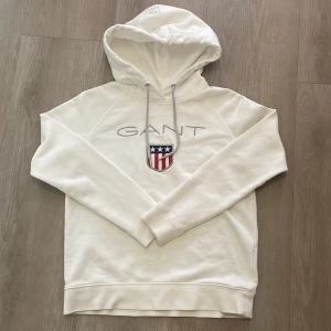 Gant Hoodie - Köpte den på johnells förra sommaren för 1099kr, har råkat dra ut en tråd därmed finns det dära strecket annars i fint skick, pris kan såklart diskuteras❤️