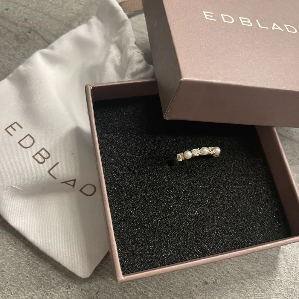 Säljer min helt nya Edblad ring i storlek 16,8 passar till ringfingret. Säljer för 300kr.  . Accessoarer.
