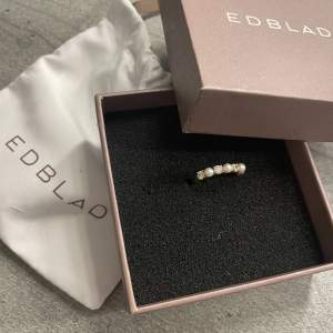Säljer min helt nya Edblad ring i storlek 16,8 passar till ringfingret. Säljer för 300kr.  