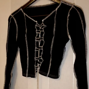 Topp med detaljer  - Denna topp är otrolig, formar överkroppen sjukt bra, använd en gång. Köpt från Shein, skön material. Priset kan diskuteras 