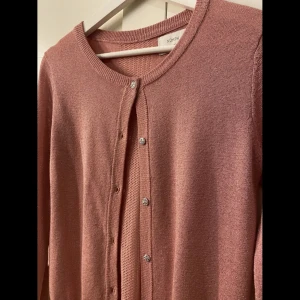 Glittrig kofta - Superfin glittrig rosa kofta i storlek xs (passar även s). Endast använd ett fåtal gånger och i mycket bra skick. Skriv för mer bilder💗