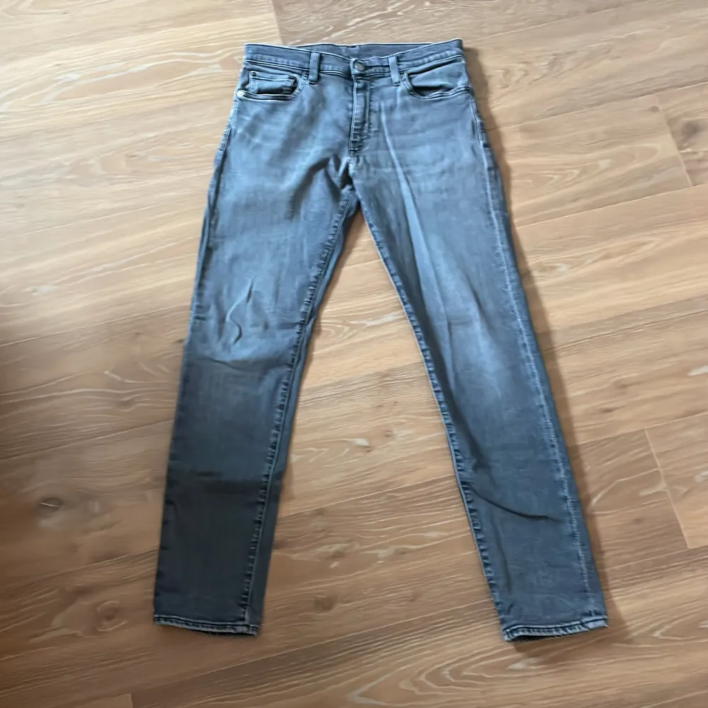 Schyssta Levi’s jeans i storlek 29x32 som är i bra skick. Köpta för cirka 850kr. Skriv till mig om du har frågor :). Jeans & Byxor.