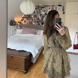 sommarklänning  - Jättecool sommarklänning som är helt oanvänd!🤩