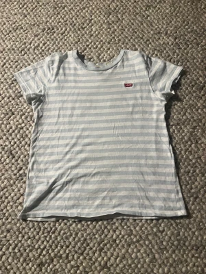 T-shirt  - Säljer för att den inte kommer till användning! Superfint skick.