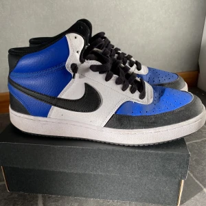 Nike court visions i storlek 43 - blå nike court visions mid i storlek 43, köptes för 900kr nypris 450kr kan förhandlas💙