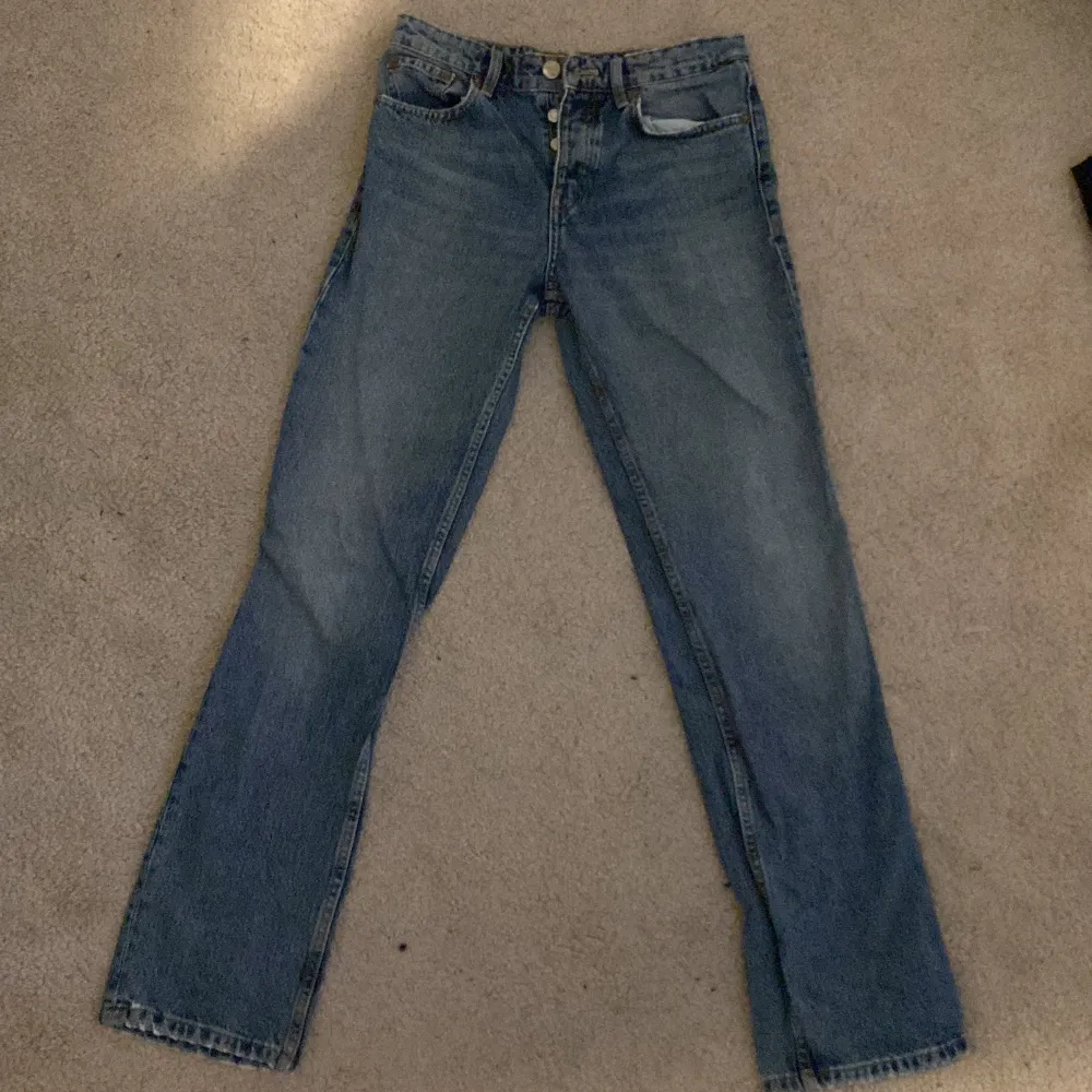 Mid-rised zara jeans som va supertrendiga. Använda några gånger men har inga defekter alls. Superfina och sköna💞 säljer tyvärr pga för många jeans. Jeans & Byxor.