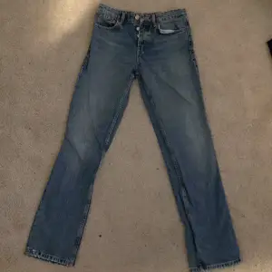 Mid-rised zara jeans som va supertrendiga. Använda några gånger men har inga defekter alls. Superfina och sköna💞 säljer tyvärr pga för många jeans