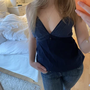 Cool topp i navy - Cool denim-inspirerad topp från G-star. Älskar den här men får inte användning för den längre :( Knyte bak!!