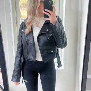 Skinnjacka från Stradivarius  - Skinnjacka från stradivarius i fint skick! Storlek L men sitter som en XS/S