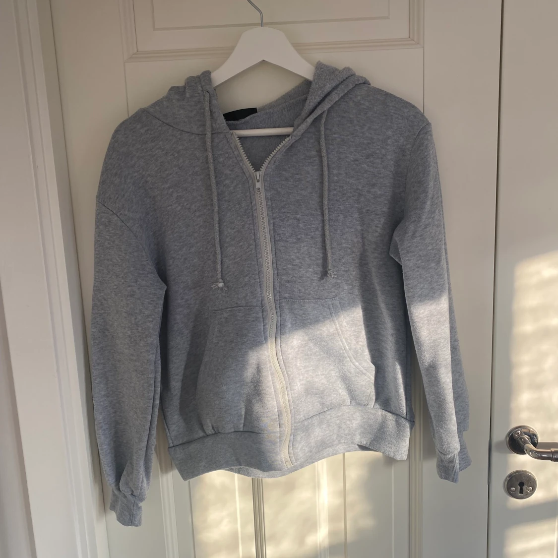 Grå zip up hoodie
