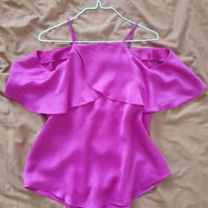 Magenta Blouse - Great Condition 👍  Size S (fits S/M) Lightly worn  Pink / purple color 