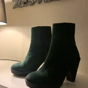 Fina, höga, gröna boots i mocka, Carin Rodebjer.