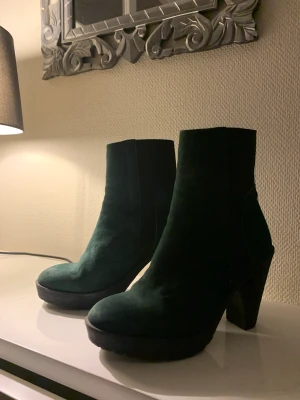 Boots från Rodebjer  - Fina, höga, gröna boots i mocka, Carin Rodebjer.